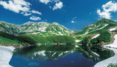 雪の山岳地帯